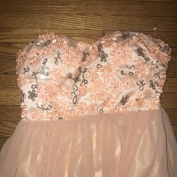 Parisian collection, hand crafted with love. Peach size small. Halter top style - Picture 2 of 6